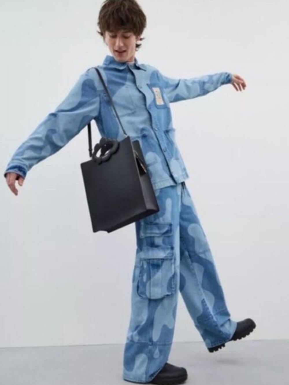 New Cloud Handle Tote in Coachtopia Leather - Picture 17 of 17